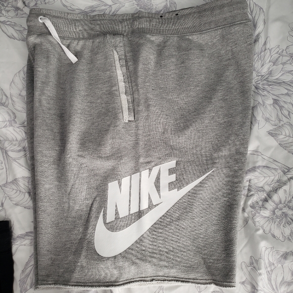 Size L Nike gray sweatshorts - Picture 4 of 4